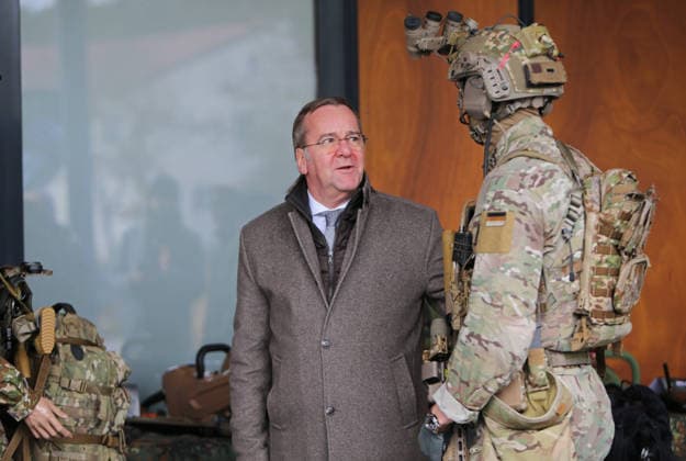Besuch des Bundesverteidigungsministers Boris Pistorius beim Kommando Spezialkräfte (KSK) in Calw am 17. Februar 2026. Dem Minister werden Waffen und Gerät des Kommandos gezeigt. Besuch des Bundesverteidigungsministers Boris Pistorius beim Kommando Spezialkräfte (KSK) in Calw am 17. Februar 2026. Dem Minister werden Waffen und Gerät des Kommandos gezeigt. Calw Baden-Württemberg Deutschland *** Visit by Federal Minister of Defense Boris Pistorius to the KSK Special Forces Command in Calw on 17 February 2026 The minister is shown the commandos weapons and equipment Visit by Federal Minister of Defense Boris Pistorius to the KSK Special Forces Command in Calw on 17 February 2026 The minister is shown the commandos weapons and equipment Ca