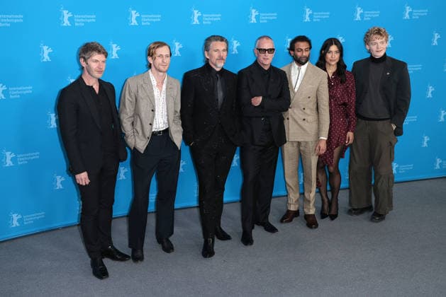 Sam Hazeldine, Austin Amelio, Ethan Hawke, Padraic McKinley, Avi Nash, Julia Jones und Lucas Lynggaard Toennesen beim The Weight Photocall im Rahmen der 76.Internationale Filmfestspiele Berlin Berlinale am 17.02.2026 in Berlin Berlinale 2026- The Weight Photocall mit Ethan Hawke