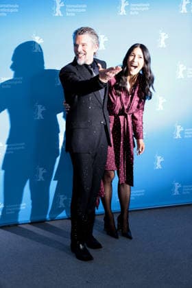 Ethan Hawke und Julia Jones beim The Weight Photocall im Rahmen der 76.Internationale Filmfestspiele Berlin Berlinale am 17.02.2026 in Berlin Berlinale 2026- The Weight Photocall mit Ethan Hawke