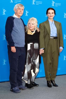 Tom Courtenay, Anna Calder-Marshall und Juliette Binoche beim Photocall zum Kinofilm Queen at Sea auf der Berlinale 2026 76. Internationale Filmfestspiele Berlin im Hotel Grand Hyatt. Berlin, 17.02.2026