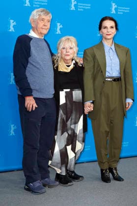 Tom Courtenay, Anna Calder-Marshall und Juliette Binoche beim Photocall zum Kinofilm Queen at Sea auf der Berlinale 2026 76. Internationale Filmfestspiele Berlin im Hotel Grand Hyatt. Berlin, 17.02.2026