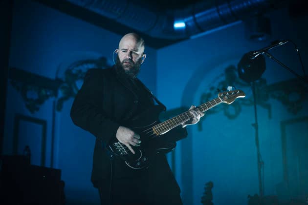 Konzert von White Lies in Berlin Konzert der Band White Lies am 17.02.2026 im Berliner Huxleys Neue Welt. Im Bild Bassist Charles Cave., Berlin Berlin Deutschland Neukölln