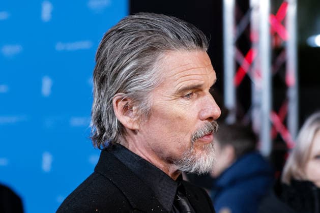 Berlin Berlinale, 76. internationale Filmfestspiele Berlin 2026 Photo Call am Zoo Palast bei der Filmpremiere THE WEIGHT Ethan Hawke (Schauspieler Actor) beim Interview Berlinale, 76. internationale Filmfestspiele Berlin 2026, 17.02.2026 Copyright: xEibner-Pressefoto RogerxBuerkex EP_RBE