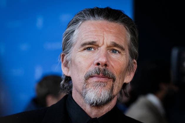 Berlin Berlinale, 76. internationale Filmfestspiele Berlin 2026 Photo Call am Zoo Palast bei der Filmpremiere THE WEIGHT Ethan Hawke (Schauspieler Actor) beim Interview Berlinale, 76. internationale Filmfestspiele Berlin 2026, 17.02.2026 Copyright: xEibner-Pressefoto RogerxBuerkex EP_RBE