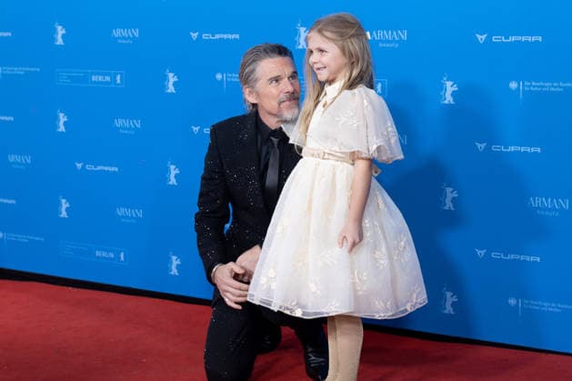 The Weight , Premiere auf der Berlinale, Berlin, 17.02.2026 Ethan Hawke and Avy Berry auf dem Roten Teppich vor der Premiere von The Weight bei der Berlinale im Zoo Palast am 17.02.2026. Die 76. Internationalen Filmfestspiele Berlin finden vom 12. bis 22. Februar 2026 statt. Berlin Zoo Palast *** The Weight , Premiere at the Berlinale, Berlin, 17 02 2026 Ethan Hawke and Avy Berry on the red carpet before the premiere of The Weight at the Berlinale at Zoo Palast on 17 02 2026 The 76th Berlin International Film Festival takes place from February 12 to 22, 2026 Berlin Zoo Palast Copyright: xJensxFinkex
