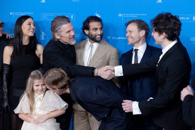 The Weight , Premiere auf der Berlinale, Berlin, 17.02.2026 Lucas Lynggaard T¿nnesen, Sam Hazeldine, Padraic McKinley, Julia Jones, Ethan Hawke, Avy Berry, Avi Nash, Austin Amelio, Alec Newman und Cameron Brady auf dem Roten Teppich vor der Premiere von The Weight bei der Berlinale im Zoo Palast am 17.02.2026. Die 76. Internationalen Filmfestspiele Berlin finden vom 12. bis 22. Februar 2026 statt. Berlin Zoo Palast Copyright: xJensxFinkex