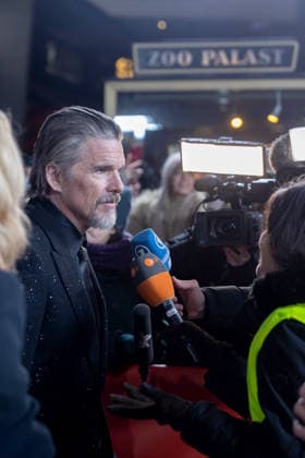 The Weight , Premiere auf der Berlinale, Berlin, 17.02.2026 Ethan Hawke im Interview vor der Premiere von The Weight bei der Berlinale im Zoo Palast am 17.02.2026. Die 76. Internationalen Filmfestspiele Berlin finden vom 12. bis 22. Februar 2026 statt. Berlin Zoo Palast Copyright: xJensxFinkex
