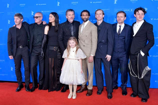 Sam Hazeldine, Padraic McKinley, Julia Jones, Ethan Hawke, Avy Berry, Avi Nash, Austin Amelio, Alec Newman und Cameron Brady bei der Premiere des Kinofilms The Weight The Weight - Goldrausch auf der Berlinale 2026 76. Internationale Filmfestspiele Berlin im Zoo Palast. Berlin, 17.02.2026