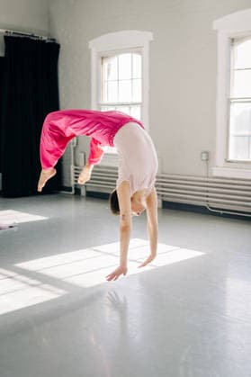 Female dancer performing a handspring in bright studio Boston, Massachusetts, United States CR_FKNH260130-1953918-01 ,model released, Symbolfoto