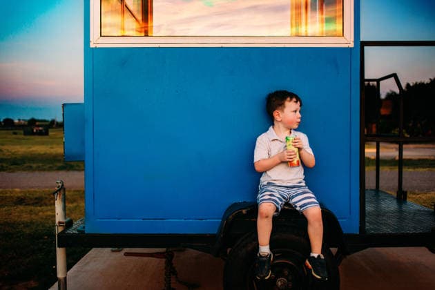 Boy sitting on trailer with drink watching sunset Tulsa, Oklahoma, United States CR_KRRY260216-1964762-01 ,model released, Symbolfoto