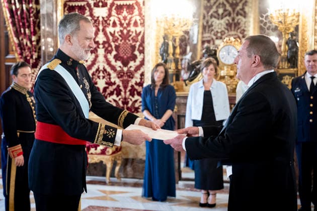 The King receives the Letters of Credence of the new ambassadors King Felipe VI receives the Letter of Credence of the new ambassador of the Oriental Republic of Uruguay, Bernardo Greiver del Hoyo, at the Royal Palace in Madrid, on February 18, 2026, in Madrid Spain The King receives today the Letters of Credence of the new ambassadors of Haiti, Japan, Malaysia, Greece, Uruguay, Bulgaria and the United States 18 FEBRUARY 2026 A Pé Madrid Madrid Madrid Spain  Copyright: xA.xPÃ rezxMecax 7302588