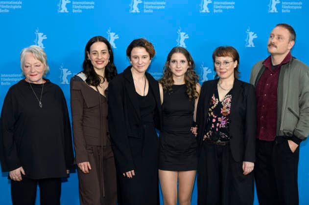 Rahel Ohm, Gina Henkel, Eva Trobisch, Frida Hornemann, Eva Löbau und Max Riemelt beim Photocall zum Kinofilm Etwas ganz Besonderes Home Stories auf der Berlinale 2026 76. Internationale Filmfestspiele Berlin im Hotel Grand Hyatt. Berlin, 18.02.2026
