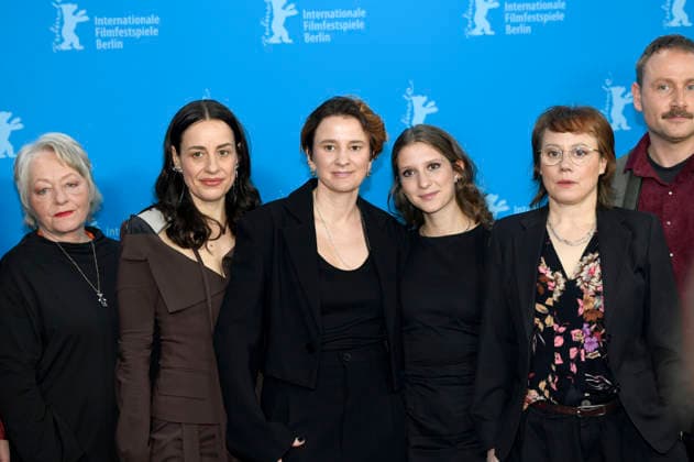 Rahel Ohm, Gina Henkel, Eva Trobisch, Frida Hornemann, Eva Löbau und Max Riemelt beim Photocall zum Kinofilm Etwas ganz Besonderes Home Stories auf der Berlinale 2026 76. Internationale Filmfestspiele Berlin im Hotel Grand Hyatt. Berlin, 18.02.2026