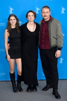 Frida Hornemann, Eva Trobisch und Max Riemelt beim Photocall zum Kinofilm Etwas ganz Besonderes Home Stories auf der Berlinale 2026 76. Internationale Filmfestspiele Berlin im Hotel Grand Hyatt. Berlin, 18.02.2026