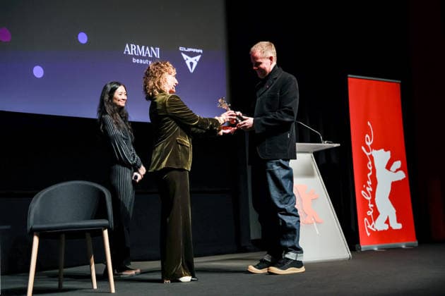 Berlin Berlinale, 76. internationale Filmfestspiele Berlin 2026 Max Richter wir geehrt mit der Berlinale Kamera Verleihung der Berlinale Kamera an Max Richter Tricia Tuttle (Intendantin) uebergibt den Preis. Chloe Zhao Berlinale, 76. internationale Filmfestspiele Berlin 2026, 18.02.2026 Copyright: xEibner-Pressefoto RogerxBuerkex EP_RBE