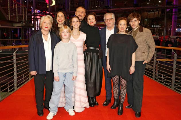 Rahel Ohm, Gina Henkel, Yvon Moltzen, Frida Hornemann, Max Riemelt, Eva Trobisch, Gast, Eva Löbau und Florian Geißelmann bei der Premiere des Kinofilms Etwas ganz Besonders Home Stories auf der Berlinale 2026 76. Internationale Filmfestspiele Berlin im Berlinale Palast. Berlin, 18.02.2026