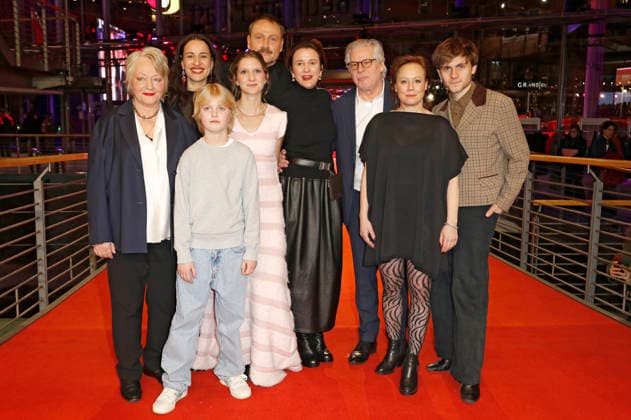 Rahel Ohm, Gina Henkel, Yvon Moltzen, Frida Hornemann, Max Riemelt, Eva Trobisch, Gast, Eva Löbau und Florian Geißelmann bei der Premiere des Kinofilms Etwas ganz Besonders Home Stories auf der Berlinale 2026 76. Internationale Filmfestspiele Berlin im Berlinale Palast. Berlin, 18.02.2026
