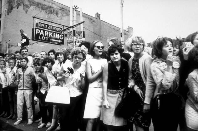 RECORD DATE NOT STATED Beatles Fans lined up by the sidewalk anxious to get a glimpse of the Beatles, 1964 EDITORIAL USE ONLY  Copyright: x