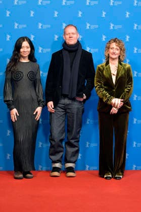 Chloe Zhao, Max Richter und Tricia Tuttle bei der Verleihung der Berlinale Kamera an Max Richter auf der Berlinale 2026 76. Internationale Filmfestspiele Berlin im Haus der Berliner Festspiele. Berlin, 18.02.2026