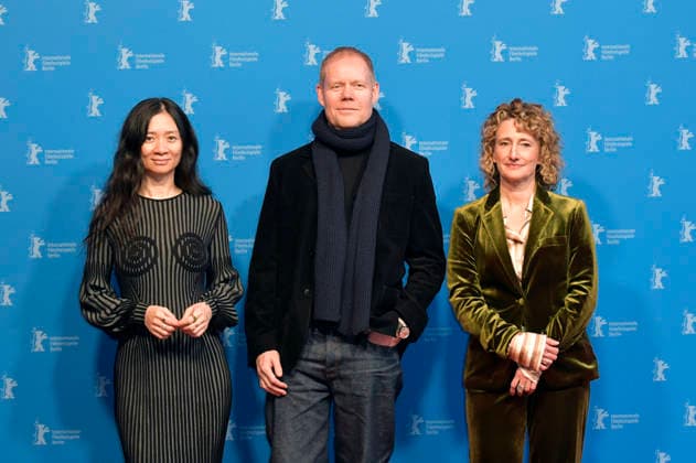 Chloe Zhao, Max Richter und Tricia Tuttle bei der Verleihung der Berlinale Kamera an Max Richter auf der Berlinale 2026 76. Internationale Filmfestspiele Berlin im Haus der Berliner Festspiele. Berlin, 18.02.2026