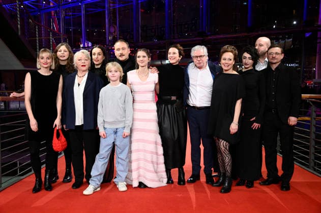 Rahel Ohm, Gina Henkel, Yvon Moltzen, Frida Hornemann, Max Riemelt, Eva Trobisch, Gast, Eva Löbau, Florian Lukas und Team bei der Premiere des Kinofilms Etwas ganz Besonders Home Stories auf der Berlinale 2026 76. Internationale Filmfestspiele Berlin im Berlinale Palast. Berlin, 18.02.2026