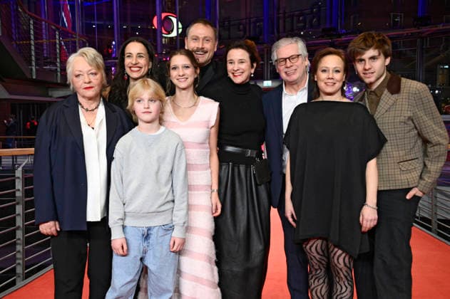 Rahel Ohm, Gina Henkel, Yvon Moltzen, Frida Hornemann, Max Riemelt, Eva Trobisch, Gast, Eva Löbau und Florian Geißelmann bei der Premiere des Kinofilms Etwas ganz Besonders Home Stories auf der Berlinale 2026 76. Internationale Filmfestspiele Berlin im Berlinale Palast. Berlin, 18.02.2026