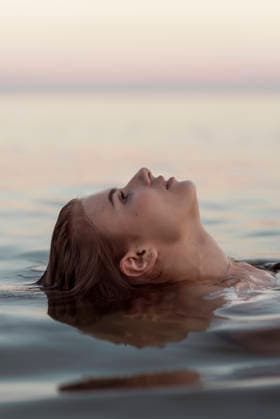 Das schöne Mädchen entspannt sich im Meer und lässt sich verwöhnen. beautiful girl is relaxing in the sea, relaxing and taking care of herself. Profile portrait of a young woman floating in water. High quality photo (License=RF) ,model released, Symbolfoto Copyright: xZoonar.com HannaxNikulnikovax 24135756 ,model released, Symbolfoto ,property released