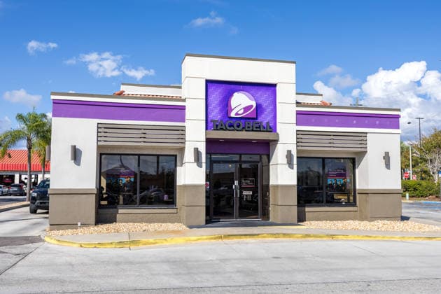 Taco Bell mexikanische Fast Food Restaurant Filiale in Tampa, Vereinigte Staaten Tampa, USA - 8. November 2025: Taco Bell mexikanische Fast Food Restaurant Filiale in Tampa, Vereinigte Staaten. (License=RM) Copyright: xZoonar.com MarkusxMainkax 24667114