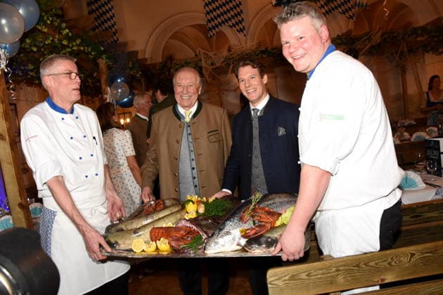 Mit Koechen mit Fischtablett Waller Hummer Seeteufel Lachs Bachforelle Eduard Reinbold Wirt Matthias Reinbold Sohn Wirt Muenchen 18.02.2026 Zum Franziskaner Aschermittwoch Fischessen Foto Muenchen
