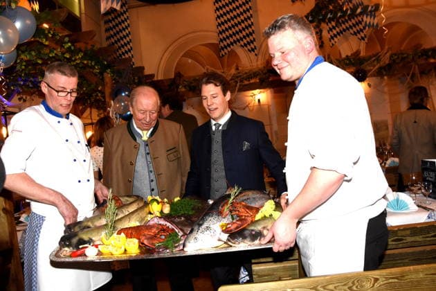 Mit Koechen mit Fischtablett Waller Hummer Seeteufel Lachs Bachforelle Eduard Reinbold Wirt Matthias Reinbold Sohn Wirt Muenchen 18.02.2026 Zum Franziskaner Aschermittwoch Fischessen Foto Muenchen