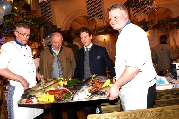 Mit Koechen mit Fischtablett Waller Hummer Seeteufel Lachs Bachforelle Eduard Reinbold Wirt Matthias Reinbold Sohn Wirt Muenchen 18.02.2026 Zum Franziskaner Aschermittwoch Fischessen Foto Muenchen