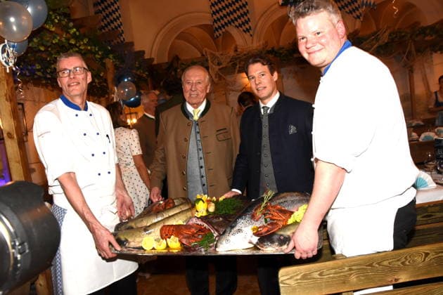 Mit Koechen mit Fischtablett Waller Hummer Seeteufel Lachs Bachforelle Eduard Reinbold Wirt Matthias Reinbold Sohn Wirt Muenchen 18.02.2026 Zum Franziskaner Aschermittwoch Fischessen Foto Muenchen