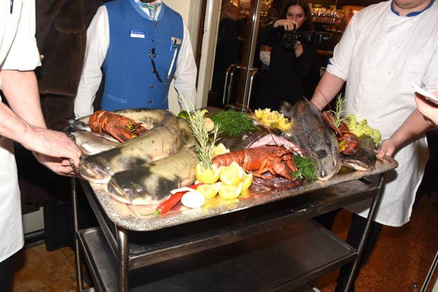 Auf Fischtablett Waller Hummer Seeteufel Lachs Bachforelle Muenchen 18.02.2026 Zum Franziskaner Aschermittwoch Fischessen Foto Muenchen