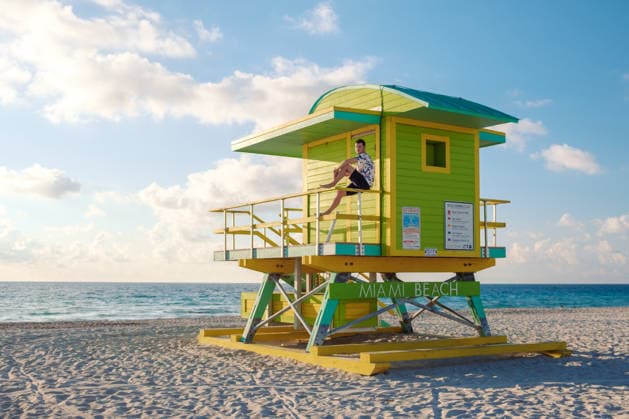 Leuchtend gelber Rettungsschwimmerturm am Miami Beach an einem sonnigen Tag Enjoy a sunny day at Miami Beach with its iconic bright yellow lifeguard tower. The vibrant colors and serene ocean view create an inviting atmosphere for beachgoers seeking relaxation and fun. (License=RF) ,model released, Symbolfoto Copyright: xZoonar.com FokkexBaarssenx 24668907 ,model released, Symbolfoto ,property released