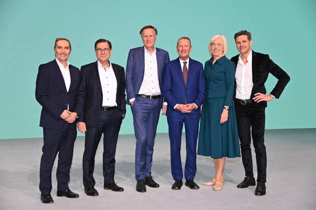 v.li: Alexander Gorski (Chief Operations Officer), Dr. Sven Schneider(Chief Financial Officer), Jochen Hanebeck(Chief Executive Officer), Herbert DIESS (Aufsichtsratsvorsitzender), Elke Reichart (Chief Digital and Sustainability Officer), Andreas Urschitz (Chief Marketing Officer). Hauptversammlung INFINEON Technologies AG am 19.02.2026 im ICM in Muenchen. *** from left Alexander Gorski Chief Operations Officer , Dr Sven Schneider Chief Financial Officer , Jochen Hanebeck Chief Executive Officer , Herbert DIESS Chairman of the Supervisory Board , Elke Reichart Chief Digital and Sustainability Officer , Andreas Urschitz Chief Marketing Officer Annual General Meeting INFINEON Technologies AG on 19 02 2026 at the ICM in Munich