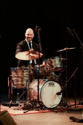 Amanda Ginsburg live in Copenhagen, Denmark Copenhagen, Denmark. 18th, February 2026. The Swedish singer Amanda Ginsburg performs a live concert at Hotel Cecil as part of Vinterjazz 2026 in Copenhagen. Here drummer Snorre Kirk is seen live on stage. Denmark, Copenhagen  Copyright: xGonzalesxPhoto MathiasxKristensenx