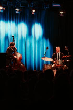 Amanda Ginsburg live in Copenhagen, Denmark Copenhagen, Denmark. 18th, February 2026. The Swedish singer Amanda Ginsburg performs a live concert at Hotel Cecil as part of Vinterjazz 2026 in Copenhagen. Here bass player Anders Fjeldsted is seen live on stage with drummer Snorre Kirk. Denmark, Copenhagen  Copyright: xGonzalesxPhoto MathiasxKristensenx