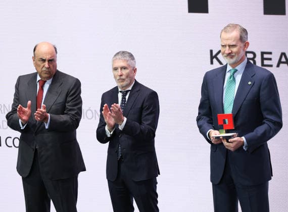 Felipe VI presides over the presentation of the IX edition of the Premio Nacional Pyme del Ano I D The president of Santander Spain, Luis Isasi, the Minister of the Interior, Fernando Grande Marlaska, and King Felipe VI during the presentation of the IX edition of the Premio Nacional Pyme del Ano, on February 19, 2026, in Madrid Spain The National SME of the Year Award is an award that recognizes the work of small and medium-sized Spanish companies and their initiatives in internationalization, innovation, digitization, training and employment, and sustainability 19 FEBRUARY 2026 Marta Ferná Madrid Madrid Madrid Spain Copyright: xMartaxFernandezx 7305754