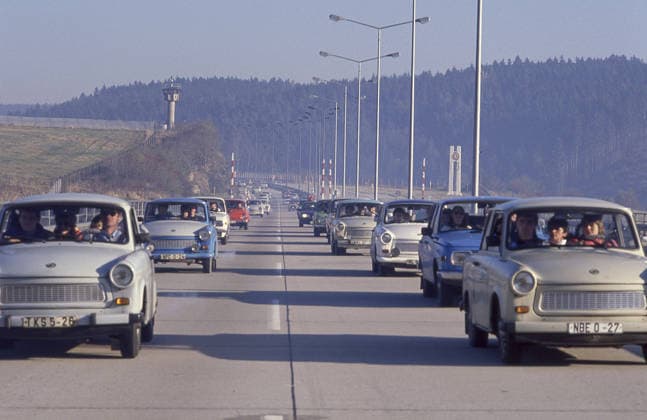 Nov. 10, 1989 - West Berlin, Germany - Cars load of people from East Germany are greeted as they cross the Intra-German border near Hof, West Germany on Nov. 10, 1989. The borders between East and West Germany had been opened Nov. 9, 1989 for the first time in nearly 40 years...Ã 1989 Scott A. Miller. Copyright: xScottxA.xMillerx West Berlin Germany - ZUMA1072 19891110_zap_m63_003 Copyright: xIMAGO ScottxA.xMillerx