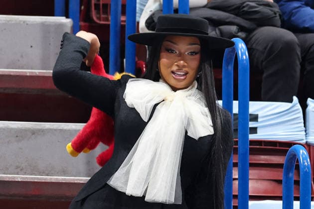 Winter Olympics - Megan Thee Stallion Throws Plushy Inside Ice Skating Arena Megan Thee Stallion is seen throwing a plushy inside the ice skating arena during the Women s Single Figure Skating Free Skating event on day thirteen of the Milano Cortina 2026 Winter Olympic games at Milano Ice Skating Arena on February 19, 2026 in Milan, Italy. Photo by Alexis Jumeau ABACAPRESS.COM Milan Italy  Copyright: xJumeauxAlexis ABACAx