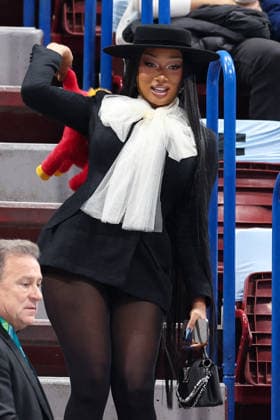 Winter Olympics - Megan Thee Stallion Throws Plushy Inside Ice Skating Arena Megan Thee Stallion is seen throwing a plushy inside the ice skating arena during the Women s Single Figure Skating Free Skating event on day thirteen of the Milano Cortina 2026 Winter Olympic games at Milano Ice Skating Arena on February 19, 2026 in Milan, Italy. Photo by Alexis Jumeau ABACAPRESS.COM Milan Italy  Copyright: xJumeauxAlexis ABACAx