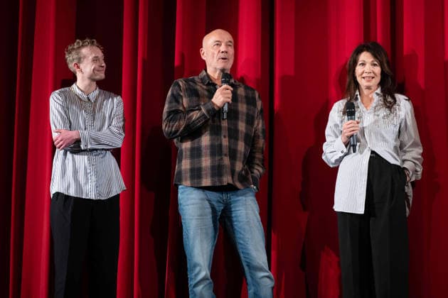 v.l. Schauspieler Jonathan PERLETH, Schauspieler Heiner LAUTERBACH, Schauspielerin Iris BERBEN, Buehnenpraesentation nach dem Film ,,Ein fast perfekter Antrag,, den die Lichtburg in Essen als Vorpremiere in ihrer Reihe Seniorenkino zeigt, 19.02.2026.