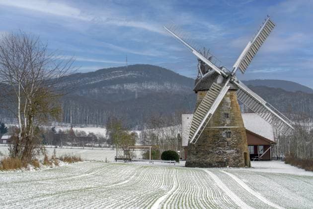 Windmühle Winter Schnee Eisbergen Porta Westfalica Deutschland Windmill winter snow icebergs Porta Westfalica Germany Copyright: imageBROKER RolfxFischer iblrfi16698675.jpg
