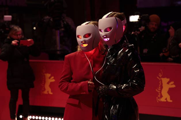 Tina Ruland und Isabell Horn bei der The Testament of Ann Lee Film Premiere im Rahmen der 76. Internationale Filmfestspiele Berlinale am 19.02.2026 in Berlin The Testament of Ann Lee Filmpremiere mit Amanda Seyfried bei der 76. Berlinale in Berlin