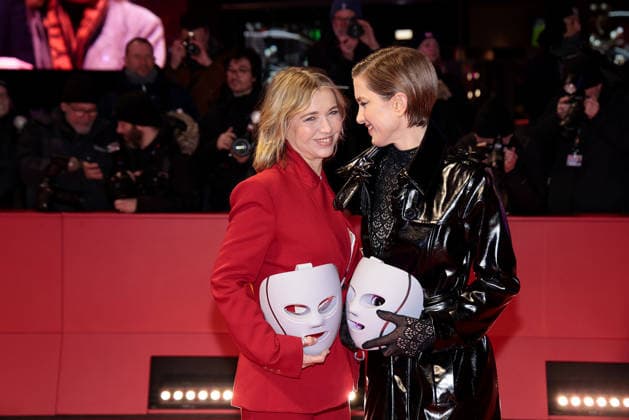 Tina Ruland und Isabell Horn bei der The Testament of Ann Lee Film Premiere im Rahmen der 76. Internationale Filmfestspiele Berlinale am 19.02.2026 in Berlin The Testament of Ann Lee Filmpremiere mit Amanda Seyfried bei der 76. Berlinale in Berlin