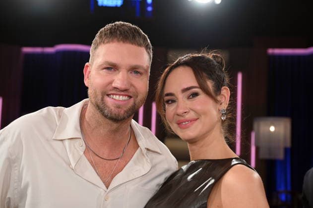 Jessica und Konstantin Streifling, bekannt durch die Netflix Reality-Show Love is Blind als Jessi und Konsti zu Gast in der WDR Talkshow Kölner Treff