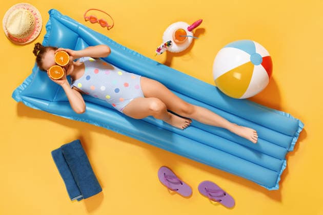 Kleines Mädchen in Badeanzug und halber Brille mit orangefarbenen Gläsern, das auf einer aufblasbaren blauen Matratze auf gelbem Hintergrund liegt. Kleines Mädchen in Badeanzug und halber Brille mit orangefarbenen Gläsern, das auf einer aufblasbaren blauen Matratze auf gelbem Hintergrund liegt. (License=RF) ,model released, Symbolfoto Copyright: xZoonar.com OlgaxNikiforovax 24670877 ,model released, Symbolfoto ,property released