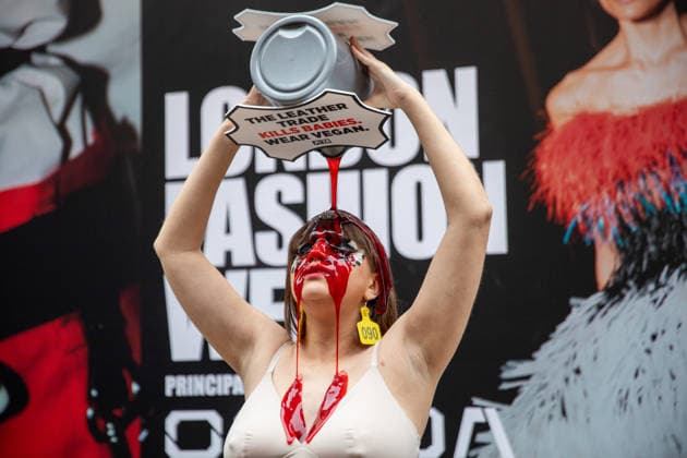 PETA Protest London Fashion Week in London - 19 Feb 2026 A PETA activist dressed as a pregnant cow pours fake blood over her head during a demonstration outside London fashion week. Members of PETA (People for the Ethical Treatment of Animals) held a demonstration outside London Fashion Week’s New Gen Space, drawing attention to the billions of animals killed annually for their skins. During the protest, a pregnant activist—wearing earrings resembling the identification tags used on cows and with an unborn calf painted on her stomach—drenched herself in red paint symbolizing blood. The demonstration conveyed the message: The Leather Trade Kills Babies — Wear Vegan. London United Kingdom Copyright: xJamesxWilloughbyx xSOPAxImagesx JWILLOUGHBY_2359