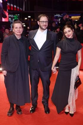 Roter Teppich zur Premiere von The Testament of Ann Lee Klaudia Smeija, Andrew Morrison, Maddie Browning Roter Teppich zur Premiere von The Testament of Ann Lee, Berlinale Palast, Berlin, Datum: 19.02.2026 Copyright: xEventpress Kratschx