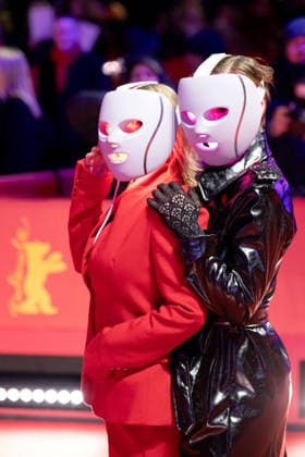 The Testament of Ann Lee , Premiere auf der Berlinale, Berlin, 19.02.2026 Tina Ruland und Isabell Horn auf dem Roten Teppich bei der Premiere des Films The Testament Of Ann Lee zur Berlinale im Berliner Theater am Potsdamer Platz am 19.02.2026. Die 76. Internationalen Filmfestspiele Berlin finden vom 12. bis 22. Februar 2026 statt., Germany. Berlin Theater am Potsdamer Platz Copyright: xJensxFinkex